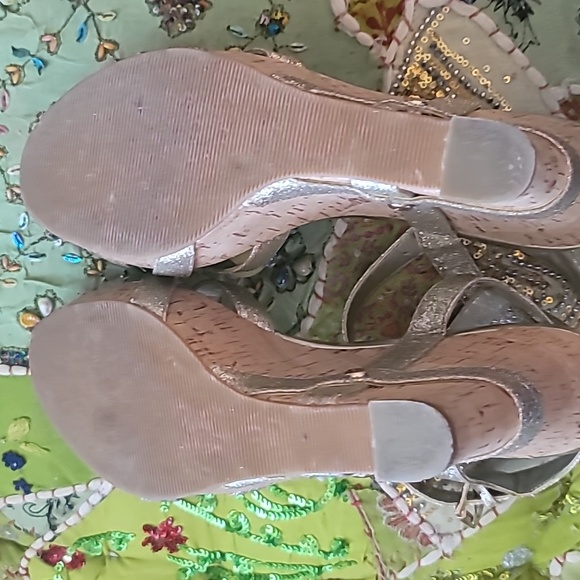 Guess Gold Glitter Bow Strappy Wedge Sandal Size 9M - Picture 3 of 5